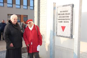 Ortsvorsteherin Adelheid Reimann und die Tochter des Widerstandskämpfers, Edith Pfeiffer, an der Gedenktafel für Wolfgang Knabe. (Foto: Pressestelle Stadt Bernau bei Berlin)